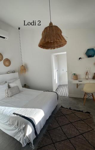 - une chambre avec un lit et deux lampes pendant dans l'établissement Le Lodi, à Marseille