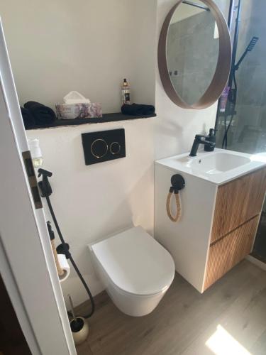 Bilik mandi di Dana Apartment