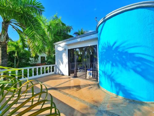 Piscina en o cerca de Lujosa cabana con piscina playa y servicio