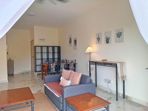 Ruang duduk di Aevia Home Bayview Apartment at PD