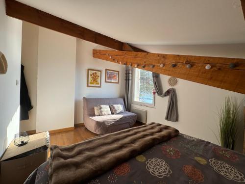 une chambre avec un lit et un canapé dans une pièce dans l'établissement Le Paradis Marin, aux Lecques