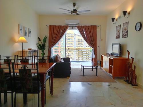 Ruang duduk di Aevia Home Bayview Apartment at PD