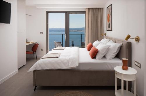 Postel nebo postele na pokoji v ubytování Seaview Villa Aria: Spectacular 3-bedroom Retreat