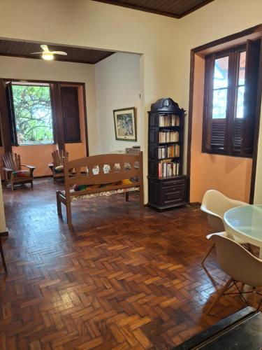 un salon avec un banc et une étagère à livres dans l'établissement Santa Teresa RJ, à Rio de Janeiro