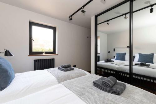 Ένα ή περισσότερα κρεβάτια σε δωμάτιο στο Modern 2-Bed Cabin Near West Wittering Beach