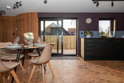 Η κουζίνα ή μικρή κουζίνα στο Modern 2-Bed Cabin Near West Wittering Beach