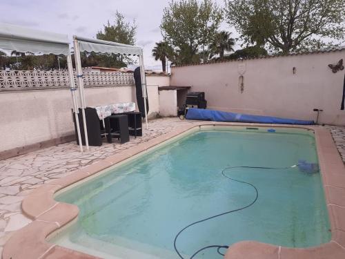 une grande piscine dans une cour avec dans l'établissement Villa avec piscine proche mer, à La Celle-sous-Gouzon