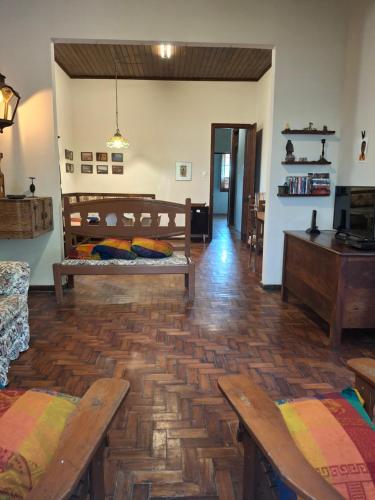 Il comprend un salon doté de parquet et de bancs en bois. dans l'établissement Santa Teresa RJ, à Rio de Janeiro
