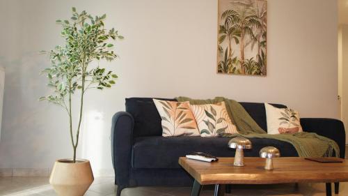 Ruang duduk di Bright Nest - Stylish Apt with Great View
