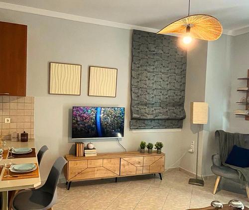 Televisyen dan/atau pusat hiburan di Bright Nest - Stylish Apt with Great View