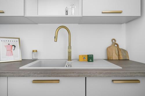 un comptoir de cuisine avec un évier dans une cuisine dans l'établissement La Douce Escapade - 6 pers - Jardin - Wifi, à Évreux