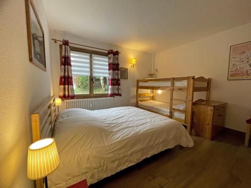 une petite chambre avec un lit et une fenêtre dans l'établissement Rose de Noel 145 - Proche pistes de ski, au calme, à La Clusaz