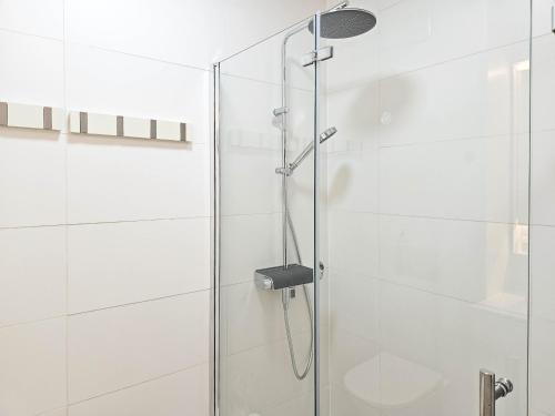 eine Dusche mit Glastür im Badezimmer in der Unterkunft One bedroom apartment central Fuengirola in Santa Fe de los Boliches