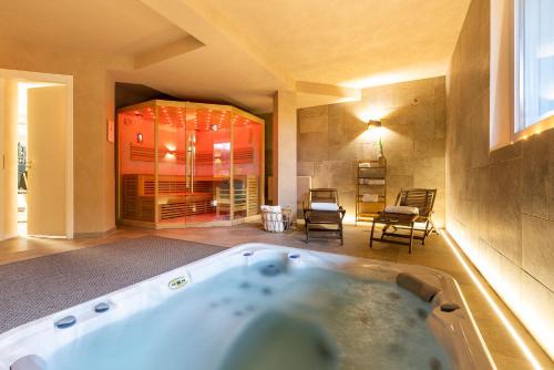 ein großes Badezimmer mit Badewanne in einem Zimmer in der Unterkunft La Vittoria Sicilian Villa in Trecastagni