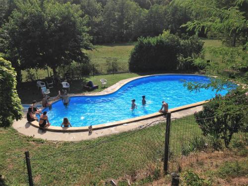 un groupe de personnes dans une piscine dans l'établissement Camping du Domaine de Clarat, à La Celle-sous-Gouzon