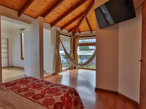 Giường trong phòng chung tại Casa con Quincho, Playroom y jardín en Ushuaia