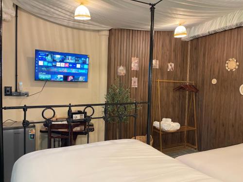 Giường trong phòng chung tại The Memory Hostel