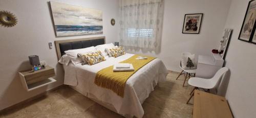A bed or beds in a room at Ático frente al mar, un dormitorio "Cielo Azul"