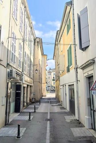 une rue vide dans une ruelle entre bâtiments dans l'établissement Le Miron - Hyper centre, à Montélimar