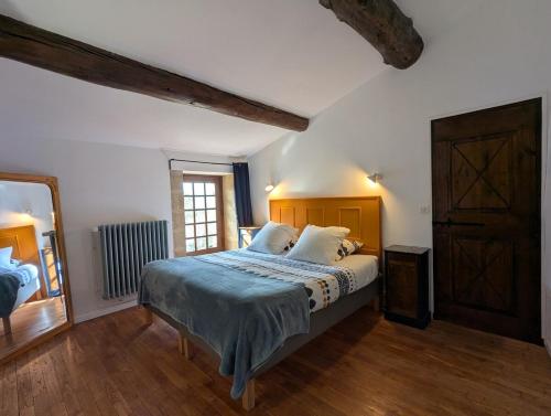 une chambre avec un lit avec des draps bleus et une fenêtre dans l'établissement Mas traditionnel à Gordes en pleine nature, à Gordes