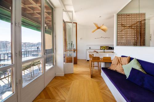 un salon avec un canapé violet et une table dans l'établissement Superbe Appartement, vue Notre Dame de la Garde, Vieux port, à Marseille