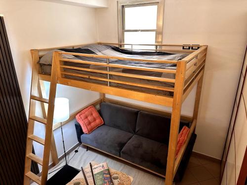 a bunk bed with a couch in a room at SuiteSigismondo-L'appartamento Più Centrale Di Rimini in Rimini