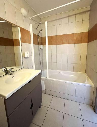 une salle de bain avec un lavabo et une baignoire dans l'établissement SAINT FLORENT - Studio 3 pers balcon vue mer FLO127, à Saint-Florent