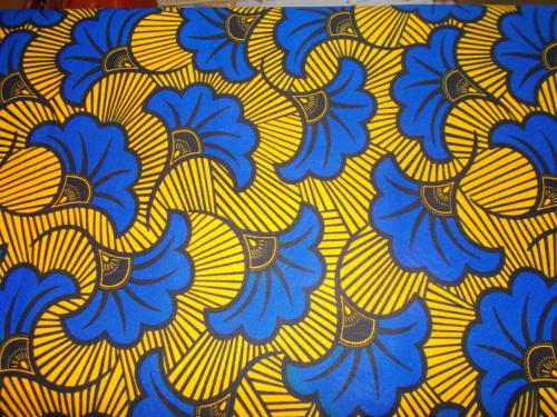 une fermeture de fleurs bleues sur fond jaune dans l'établissement Maison, à Rousson