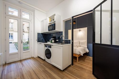 une cuisine avec un évier et une machine à laver dans l'établissement 1#Cosystudio#Paris13#JardinDesPlantes, à Paris