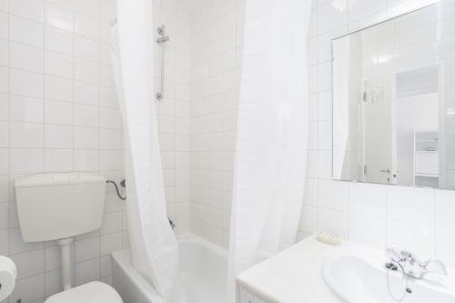 Bright 2BR Apartment with Private Balcony - Albufeira Beach, by Hopstays