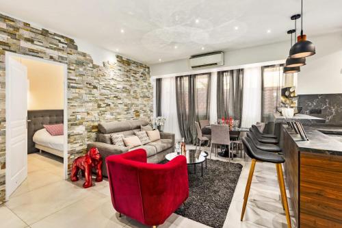 un salon avec un canapé et une table dans l'établissement Gold Queen, à Cannes