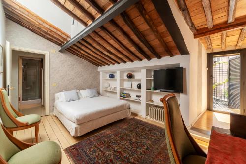 White Room with bathroom and Shared Terrace
