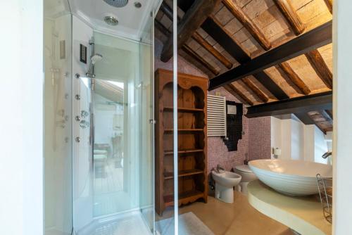 White Room with bathroom and Shared Terrace