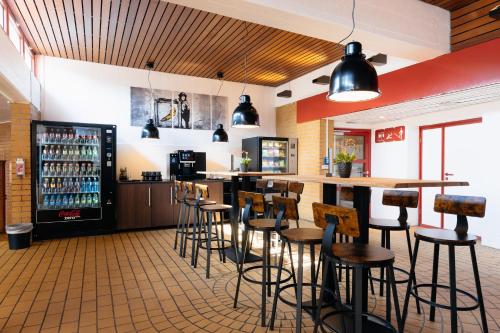 Un bar en un restaurante con taburetes. en Jugendherberge Berlin - Am Wannsee, en Berlín