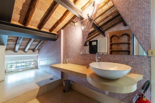 White Room with bathroom and Shared Terrace