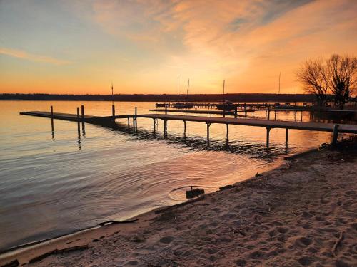 un muelle sobre un cuerpo de agua al atardecer en Jugendherberge Berlin - Am Wannsee, en Berlín