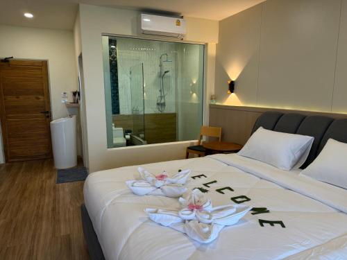 Una cama o camas en una habitación de มัทรีวัลเลย์ โฮเทล