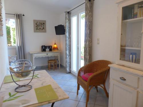 une cuisine avec une table et des chaises ainsi qu'une salle à manger dans l'établissement Palmier, à Corbara