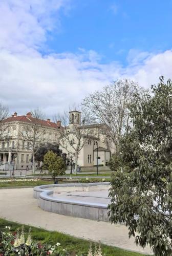 un bâtiment avec une fontaine devant lui dans l'établissement L'Espi - Hyper centre Montélimar, à Montélimar