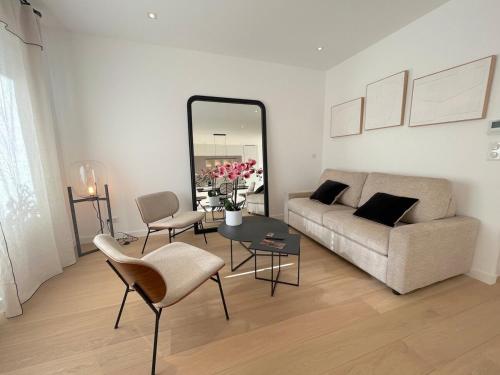 un salon avec un canapé, une table et des chaises dans l'établissement 3 Rooms wifi parking center, à Cannes