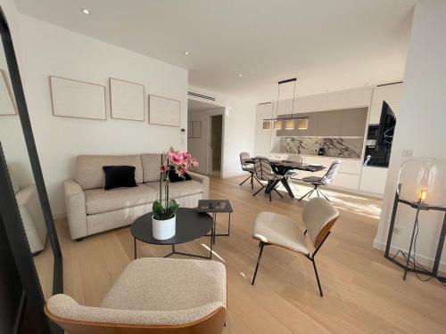 un salon avec un canapé, des chaises et une table dans l'établissement 3 Rooms wifi parking center, à Cannes