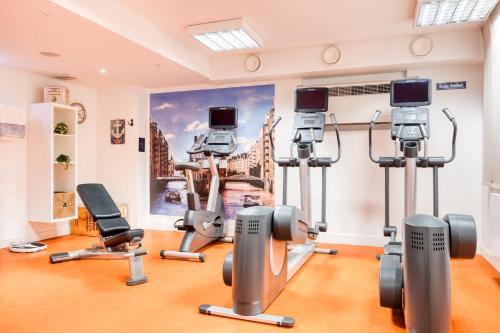 a gym with treadmills and exercise bikes at Citadines Michel Hamburg in Hamburg