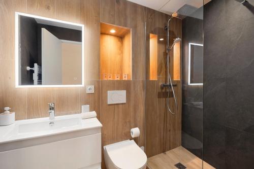 une salle de bain avec toilettes, lavabo et douche dans l'établissement Suquet Lovers- centre historique, à Cannes