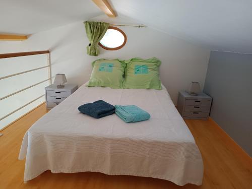Postel nebo postele na pokoji v ubytování La villa des pins