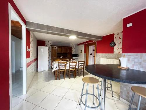 une cuisine et une salle à manger avec une table et des chaises dans l'établissement Charmant appartement à Le Val-d'Ajol avec terrasse, à Le Val-dʼAjol