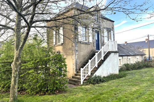 une maison ancienne avec un escalier sur son côté dans l'établissement L’Atelier du Valet, à Vigoux