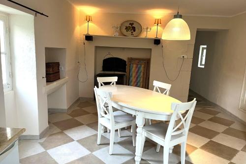 une salle à manger avec une table et des chaises blanches dans l'établissement L’Atelier du Valet, à Vigoux