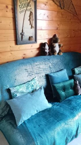 deux animaux farcis assis au-dessus d'un lit bleu dans l'établissement Appt F2 à 200m du lac situé plein sud -vue lac, à Gérardmer