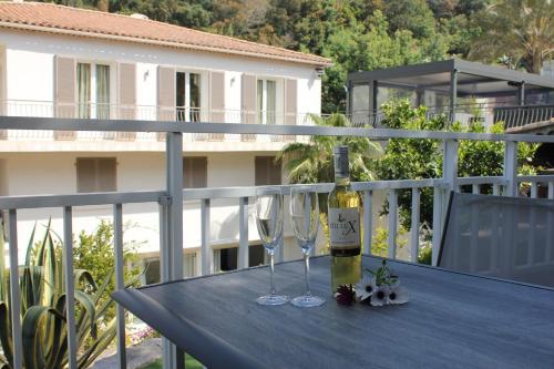 Uma varanda ou terraço em Villa Stella-Jacuzzi, Piscine, Calme-Parking