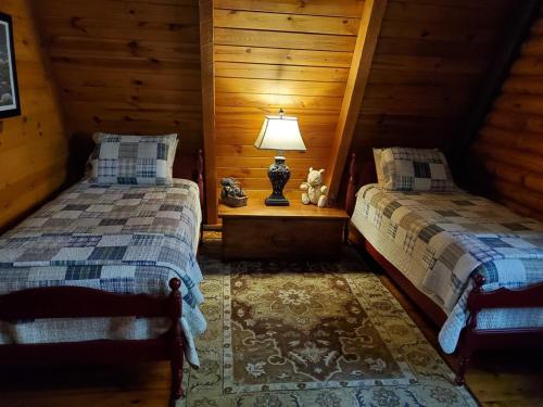 Ένα ή περισσότερα κρεβάτια σε δωμάτιο στο Appalachian Cabin- Trout Stream Firepit Hot Tub